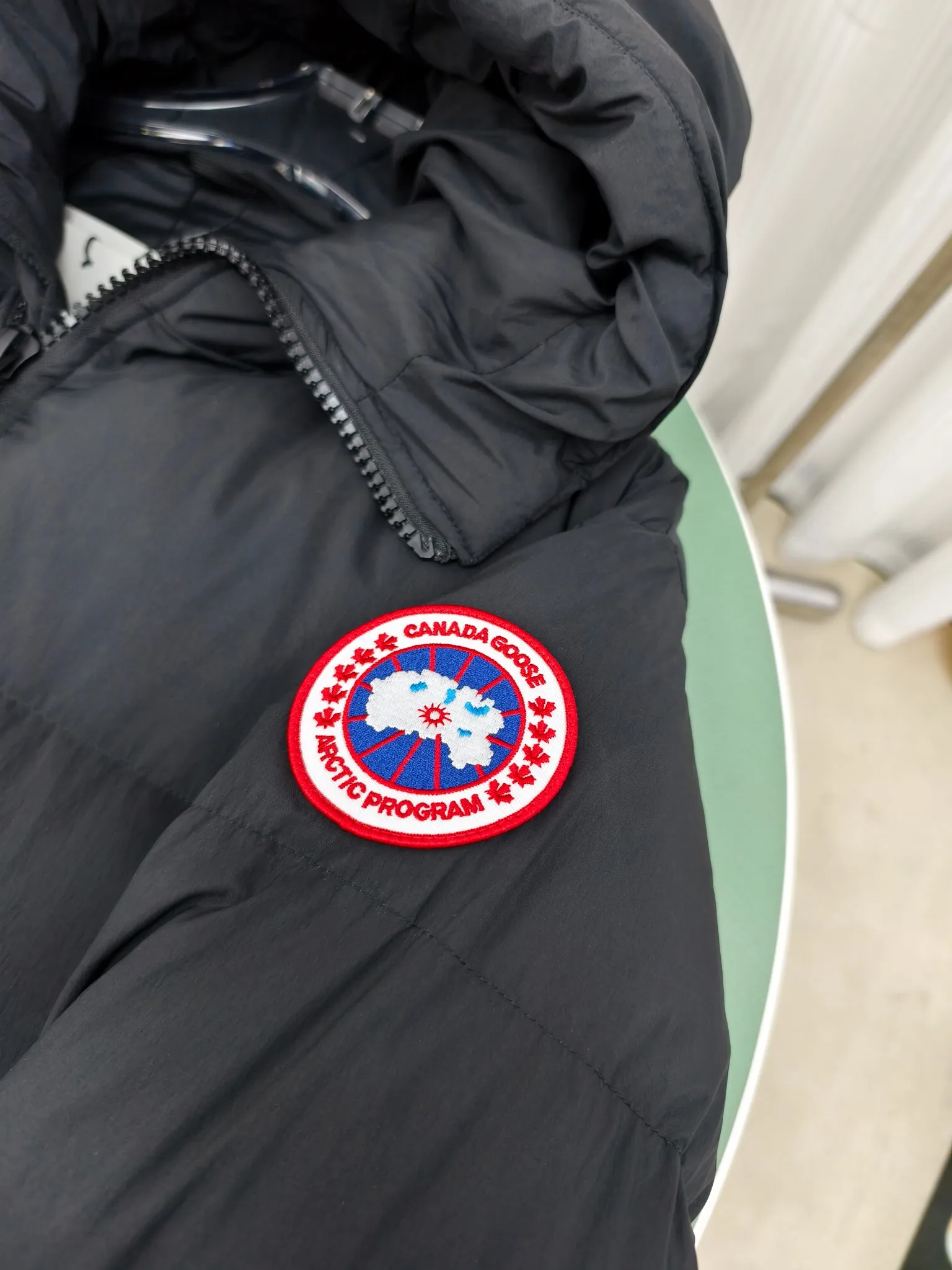 P1040————2800M (same style for men and women) Canada goose Lawrence long down jacket The Lawrence long down jacket provides basic protection for daily adventures and is made of sustainable Enduraluxe fabric with a practical soft touch. It has a quilted body and adjustable hood. Filled with extremely fluffy duck down. The adjustable down-filled connected hood and chin-protecting suede knitted stand-up collar are soft and extra-comfortable. Tapered rib-knit cuffs improve comfort and seal in heat. There are two zippered side vents at the bottom of the jacket for increased range of motion and ventilation. It has a longer hem at the back for added protection and reflective double stripes on the back. Color: black with red label, black with black label, navy blue with red label Size: XS-2XL